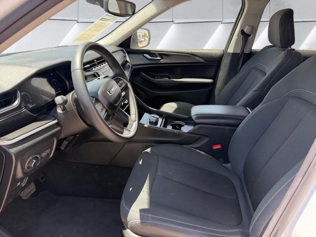 Used 2023 White Jeep Laredo image 8