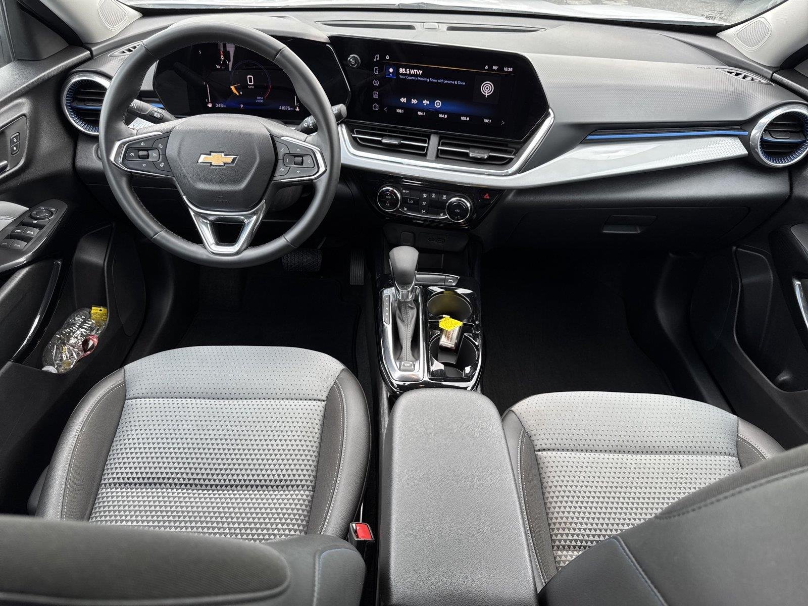 Used 2025 Summit White Chevrolet LT image 13