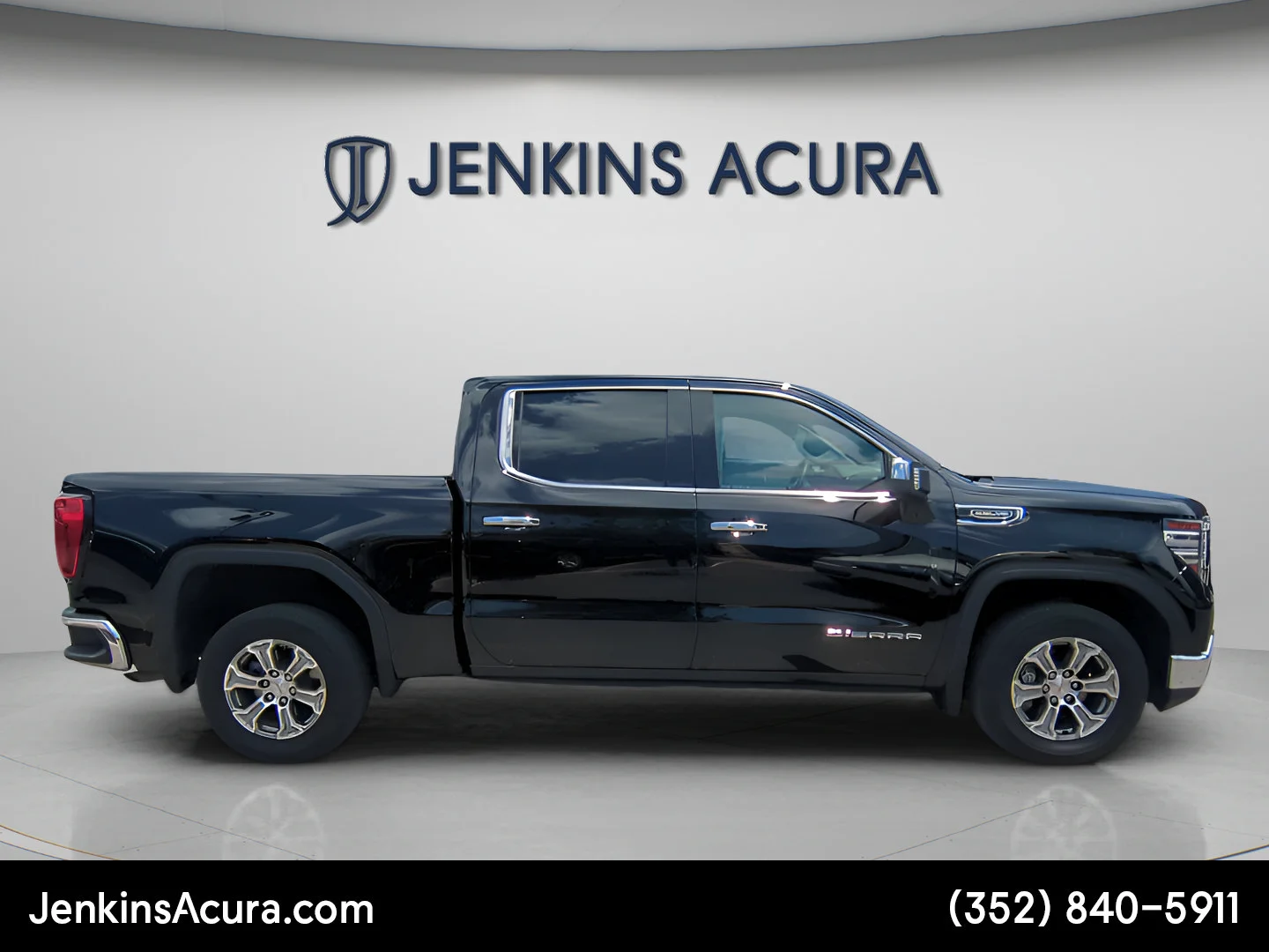 Used 2025 Onyx Black GMC SLT image 2