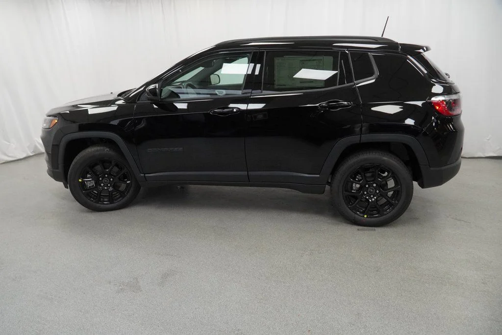 New 2026 Diamond Black Crystal Pearlcoat Jeep Latitude image 14