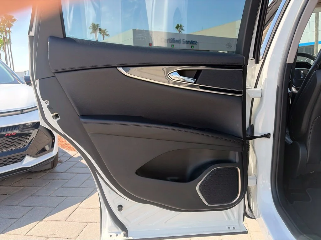 Used 2023 White Lincoln Standard image 16