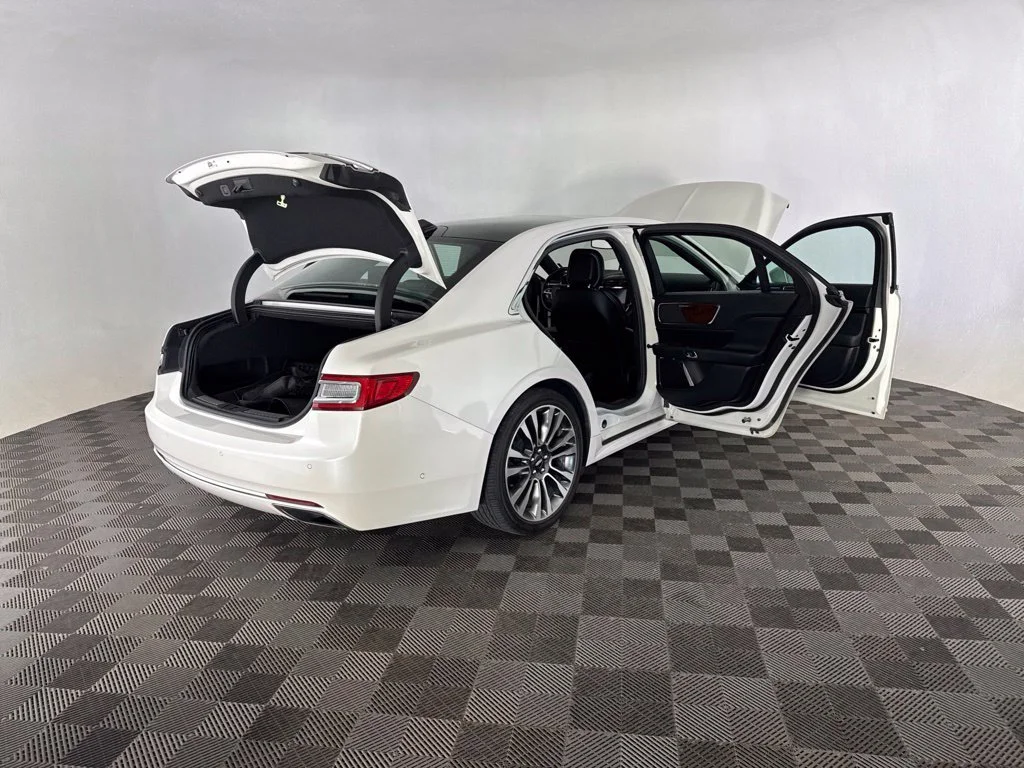 Used 2018 White Lincoln Select image 15