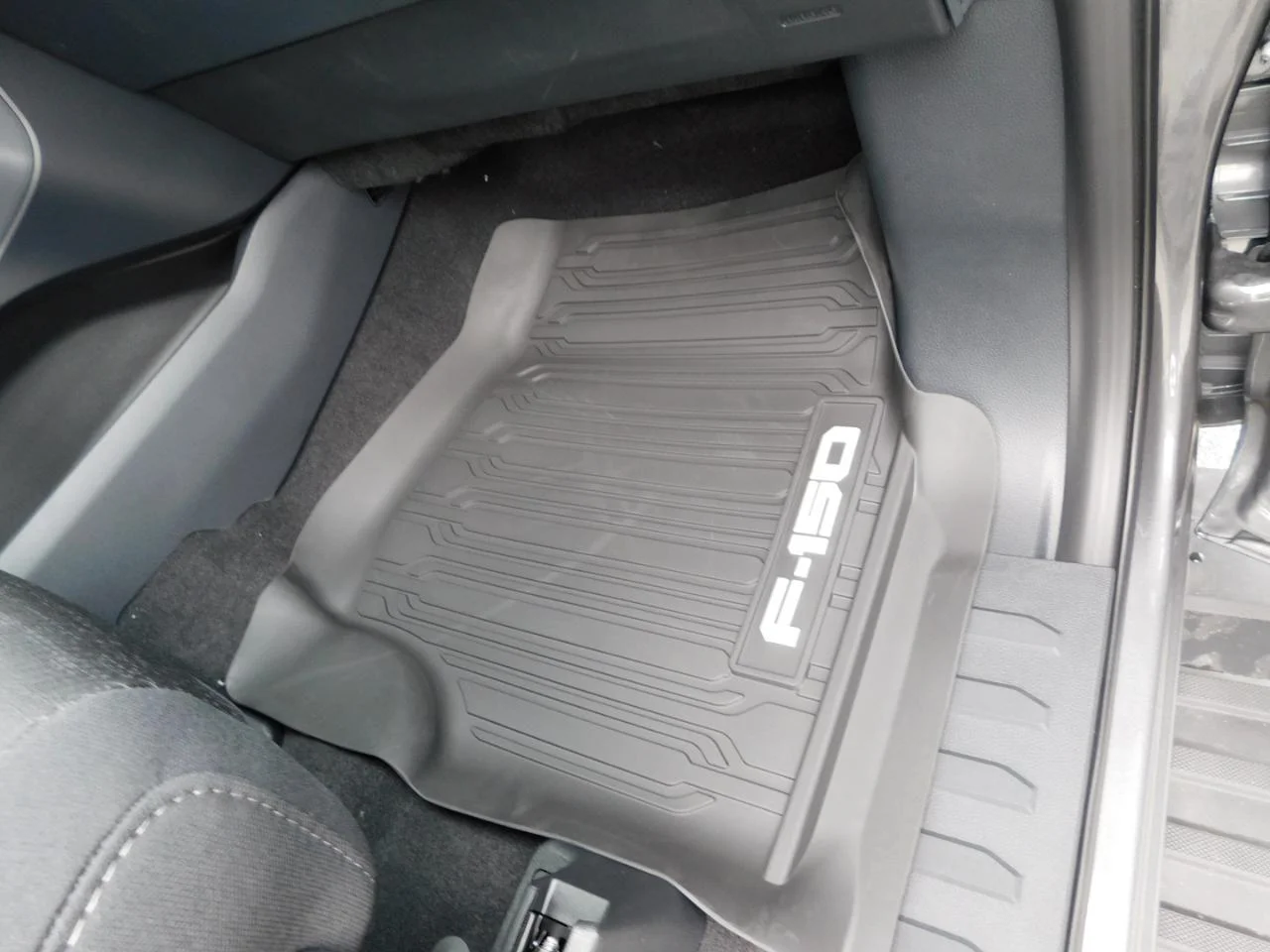 New 2026 Carbonized Gray Metallic Ford XLT image 21