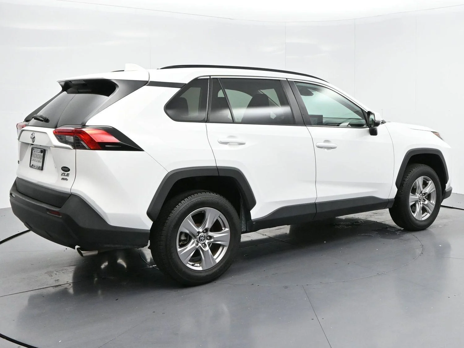 Used 2022 White Toyota XLE image 7