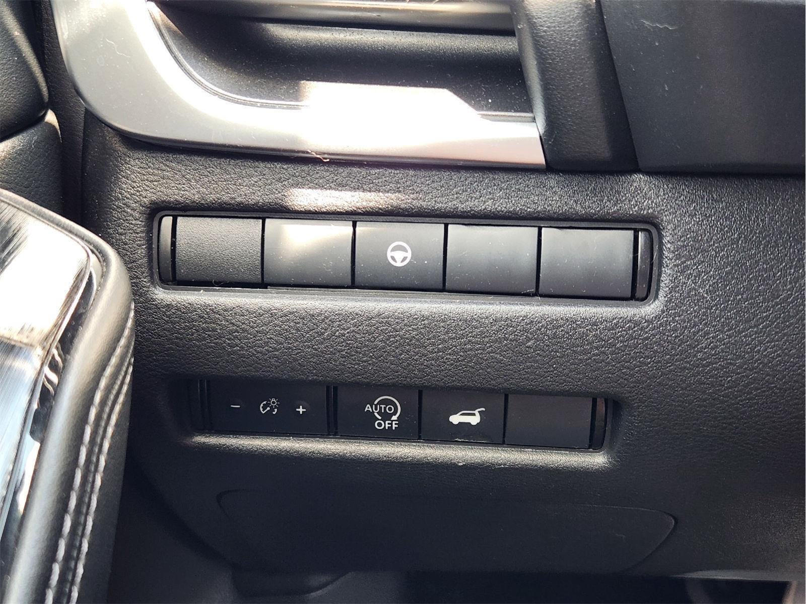 Used 2025 Everest White Pearl Nissan SV image 22