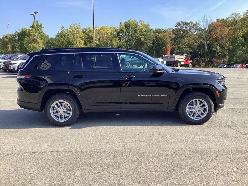 New 2025 Diamond Black Crystal Pearl-Coat Exterior Paint Jeep Laredo image 8