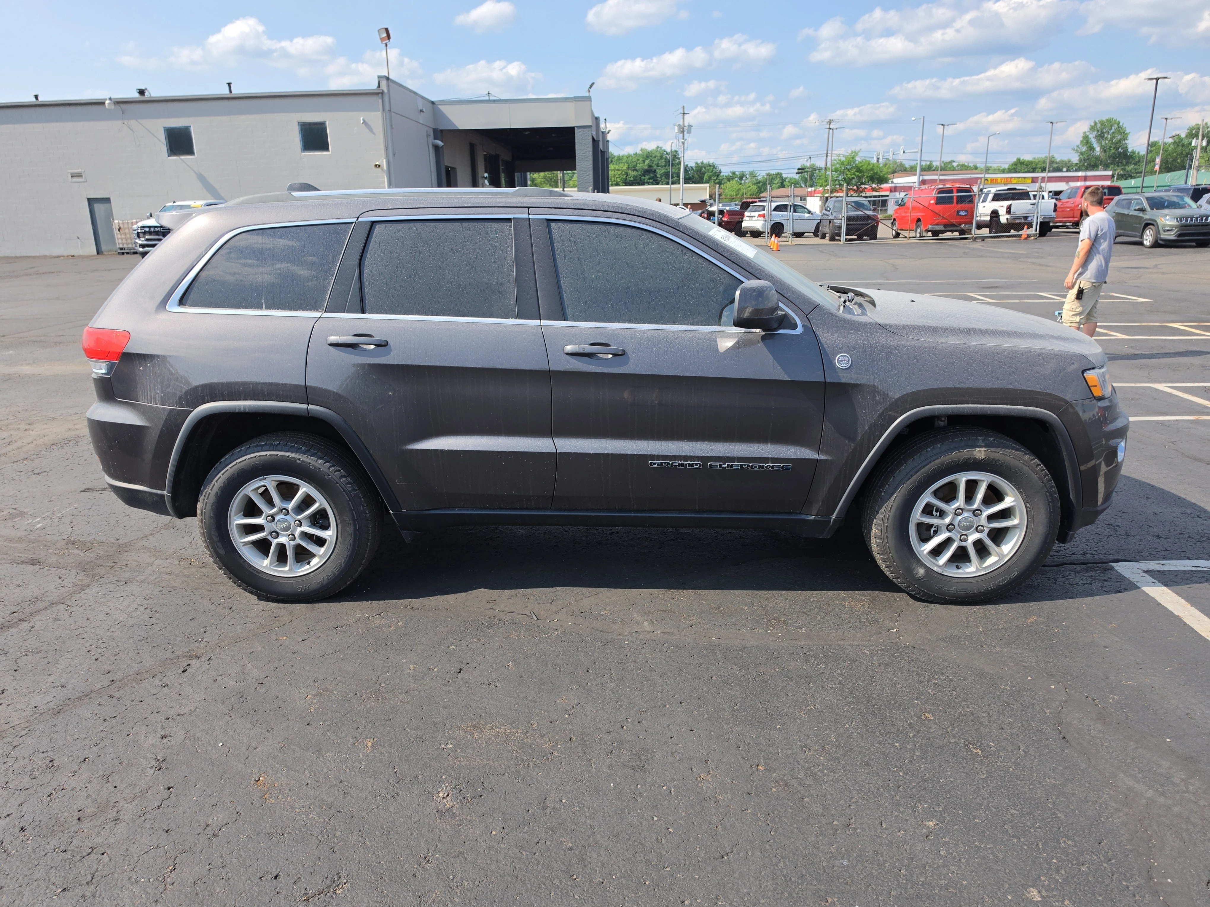 Used 2019 Granite Crystal Metallic Clearcoat Jeep Laredo E image 2