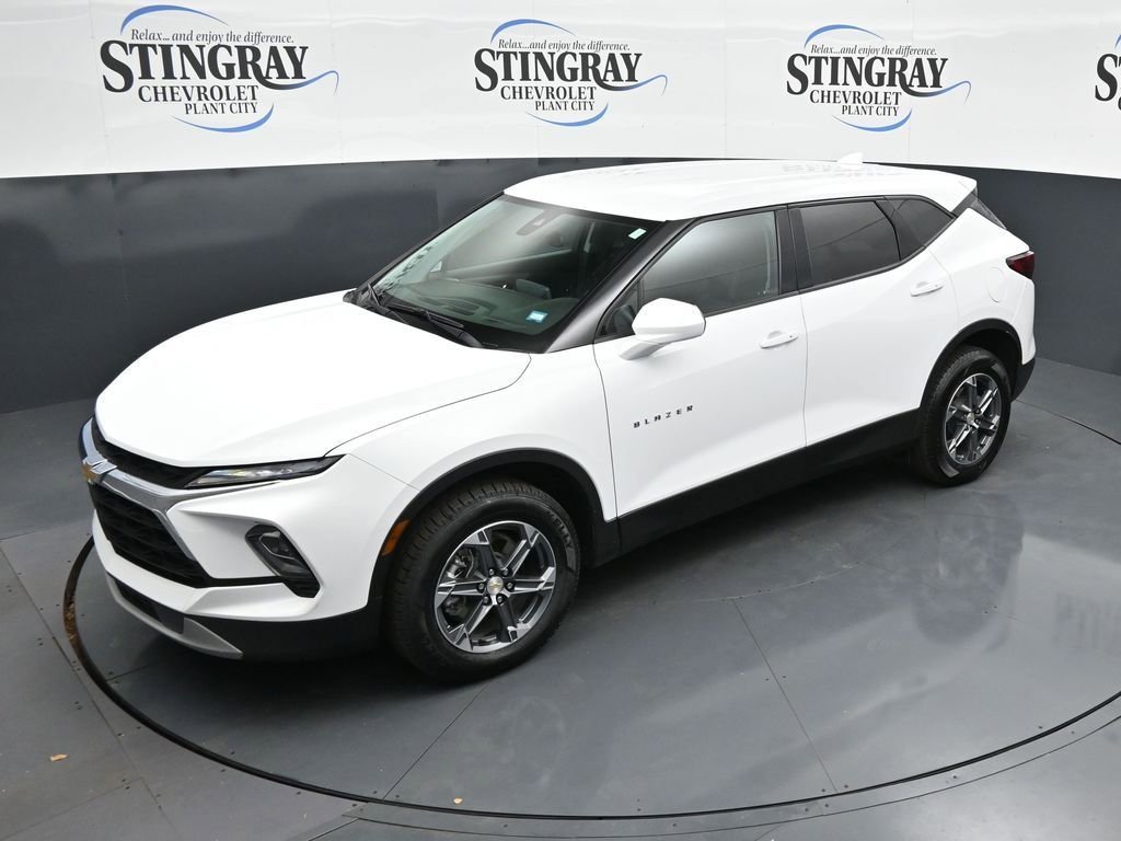 Used 2025 Summit White Chevrolet 2LT image 20