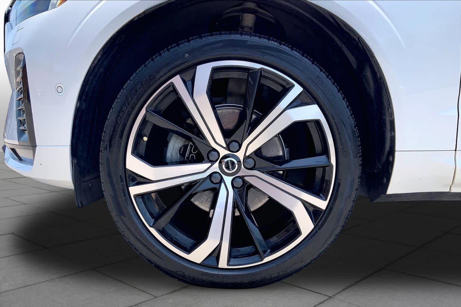 Used 2023 Crystal White Metallic Volvo Ultimate Dark Theme image 11