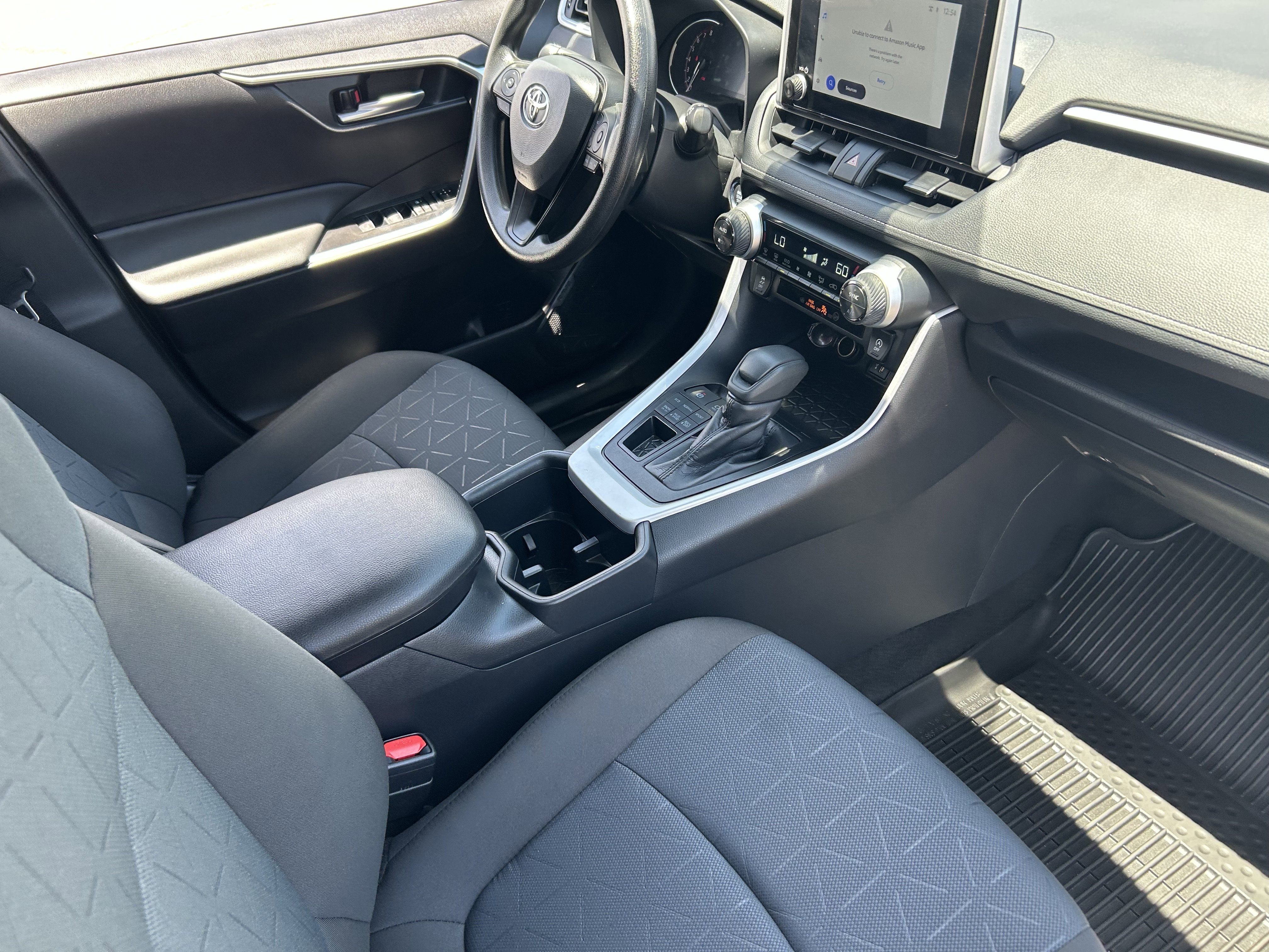 2025 Toyota RAV4 XLE - Photo 13