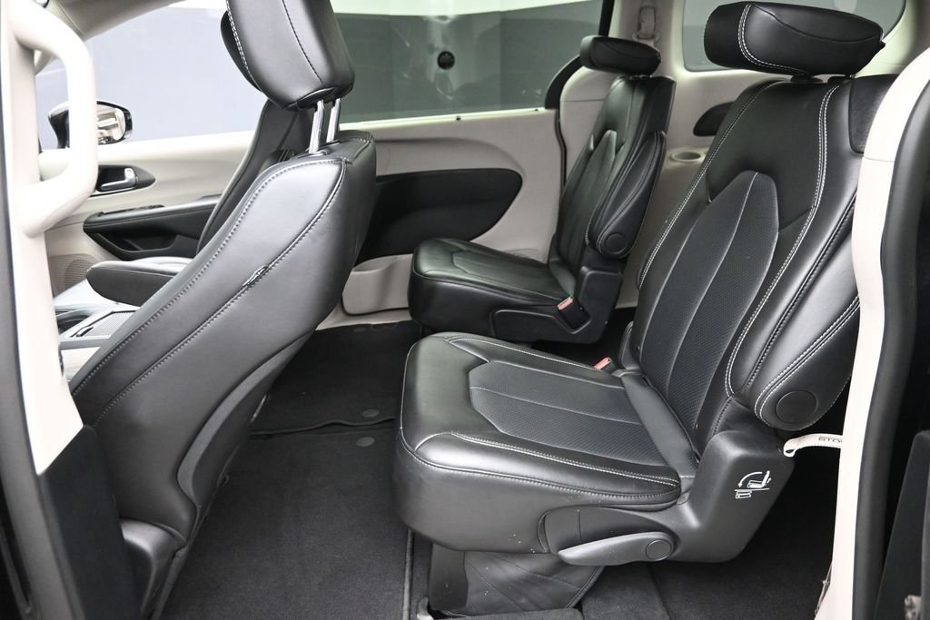 Used 2024 Black Chrysler Touring L image 15