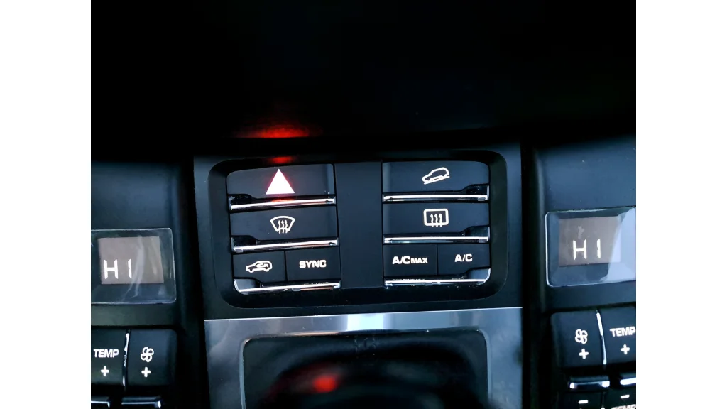 Used 2018  Porsche Base image 25