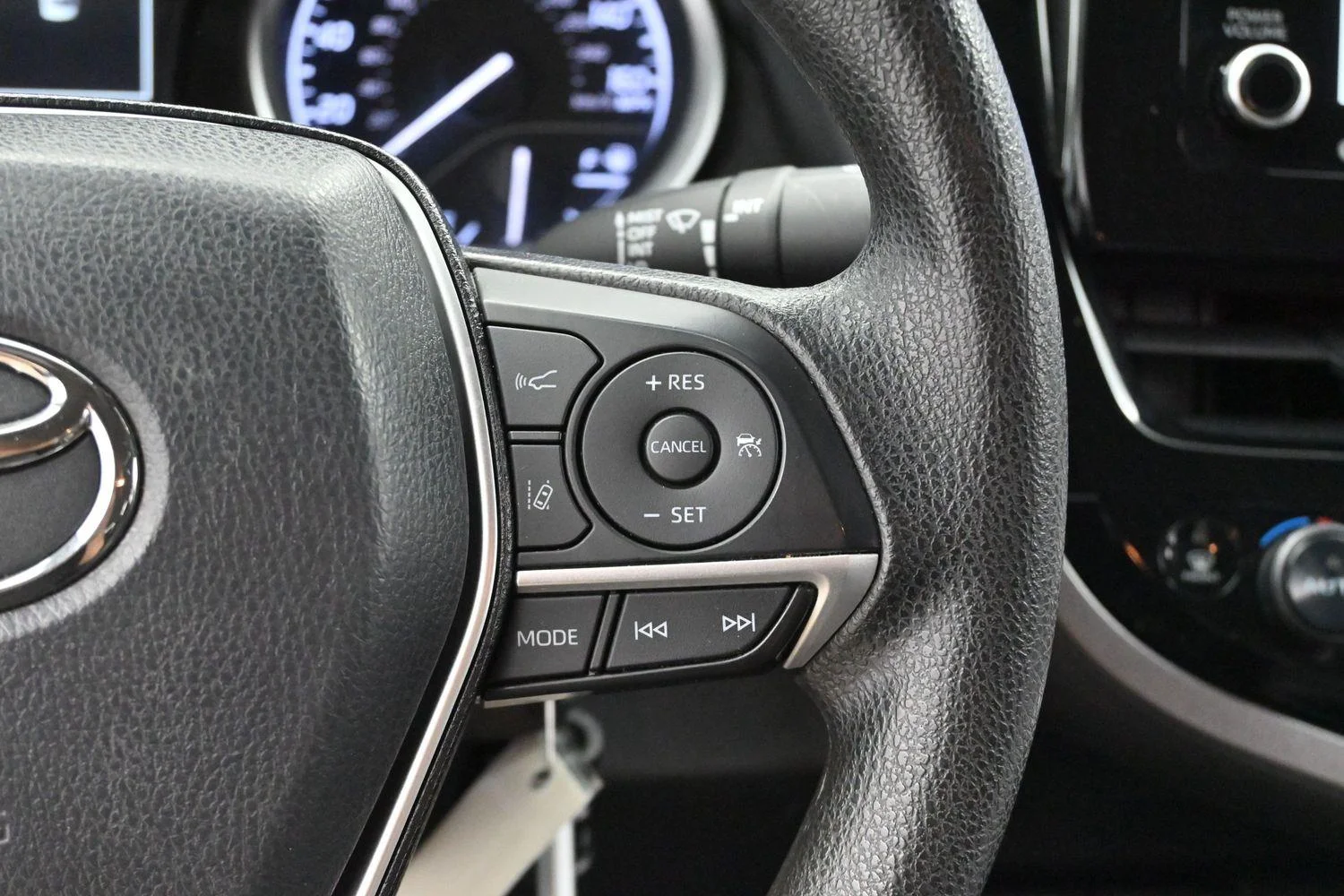 Used 2022 Midnight Black Metallic Toyota LE image 15