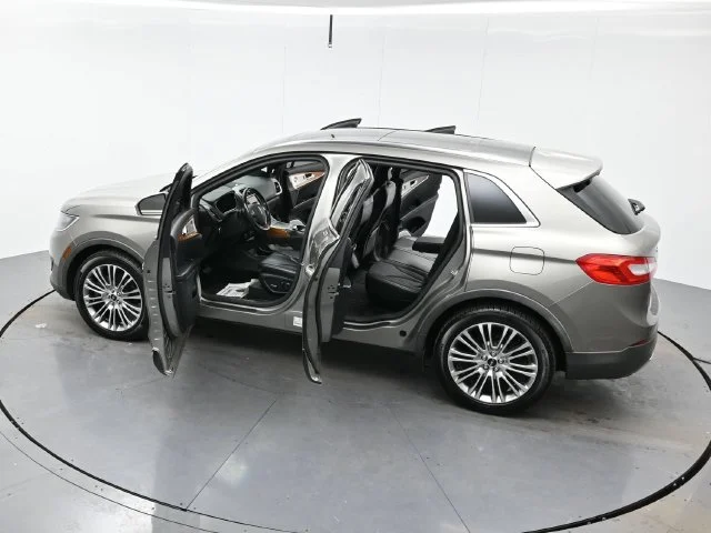Used 2016 Luxe Metallic Lincoln Reserve image 43
