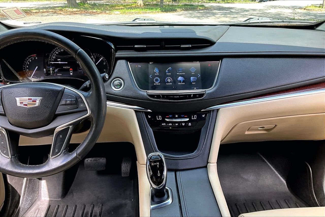 Used 2017 Silver Cadillac Luxury image 9