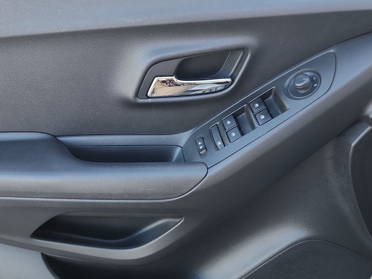 Used 2018 SUMMIT WHITE Chevrolet LT image 13
