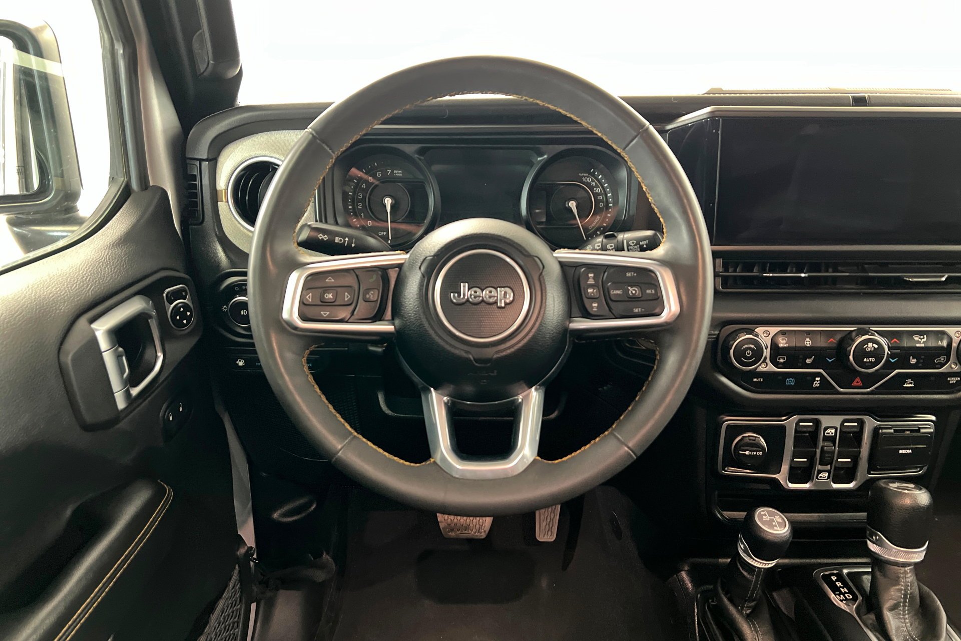 Used 2024 Silver Zynith Clearcoat Jeep Sahara image 13