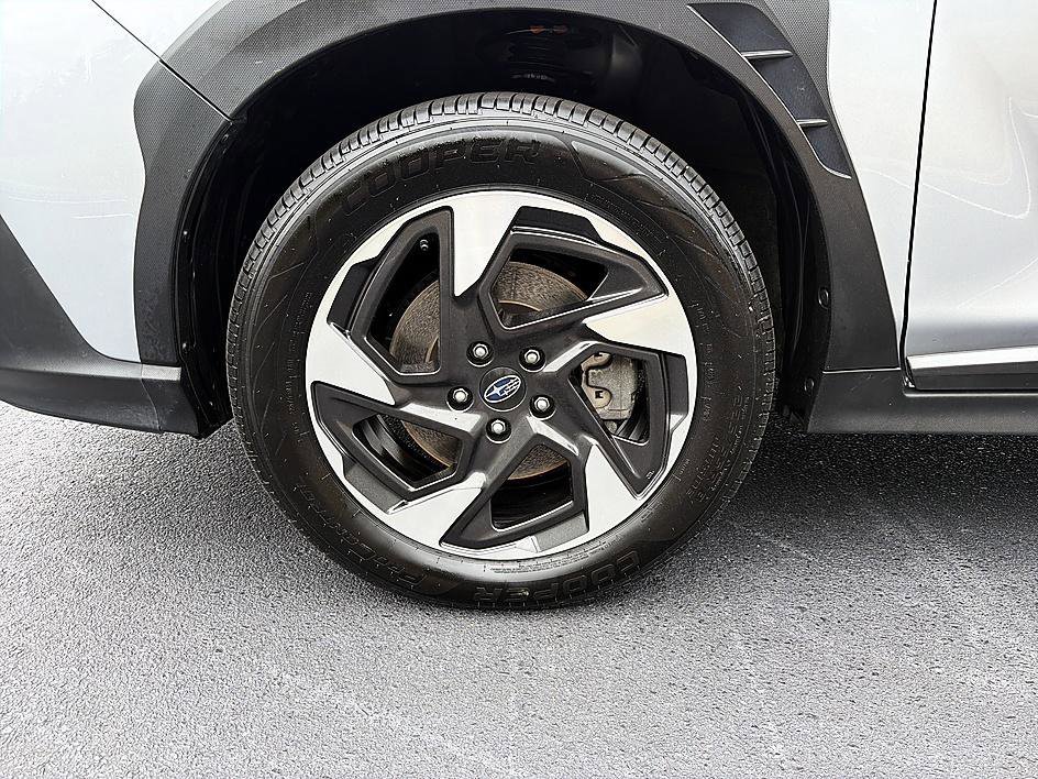 Used 2025 Ice Silver Metallic Subaru Limited image 8