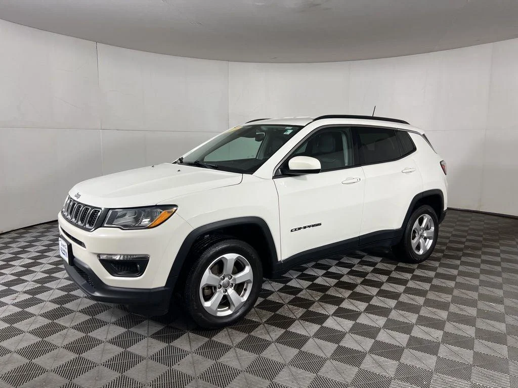 Used 2019 White Clearcoat Jeep Latitude image 5