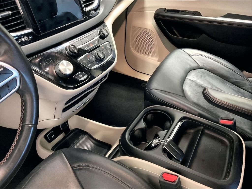 Used 2018 White Chrysler Touring L image 21