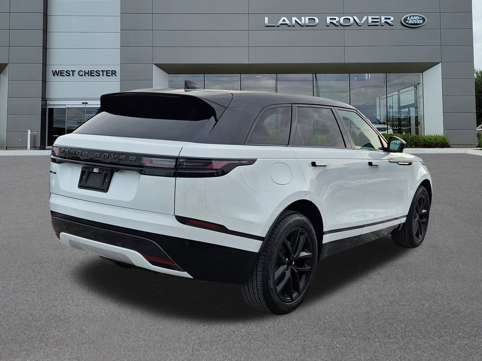 Certified Used 2026 Fuji White Land Rover Dynamic SE image 4