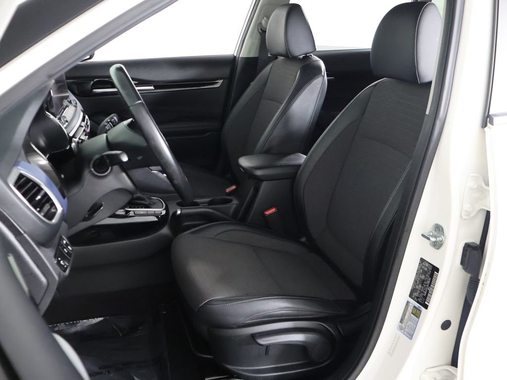Used 2022 White Kia S image 27