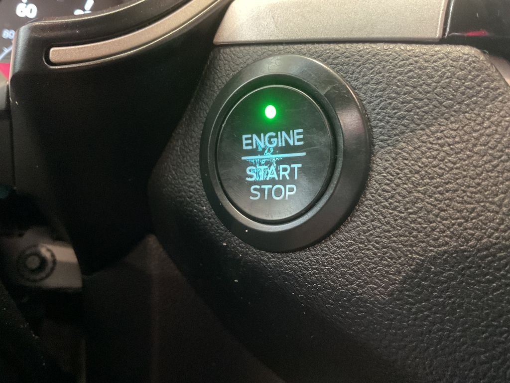 Used 2021 Blue Ford SE image 18