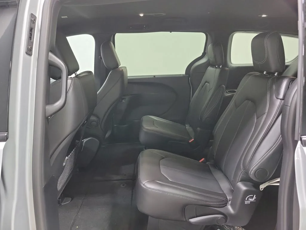 New 2026 Silver Mist Clear-Coat Exterior Paint Chrysler Select image 9