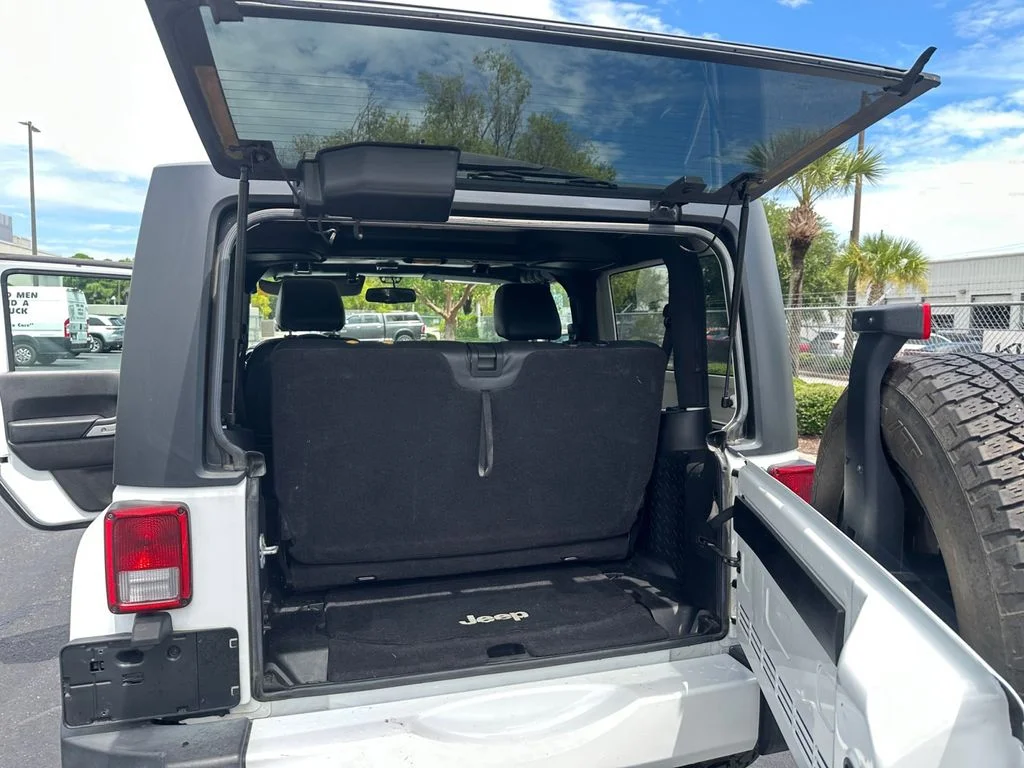 Used 2016 White Jeep Sahara image 26