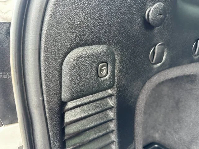 Used 2020  Jeep Altitude image 25