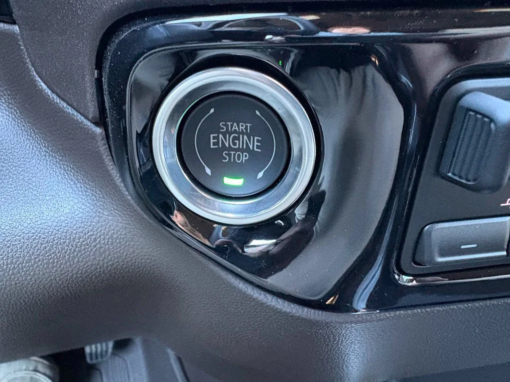 New 2026 Glacier White Tricoat GMC SLT image 19