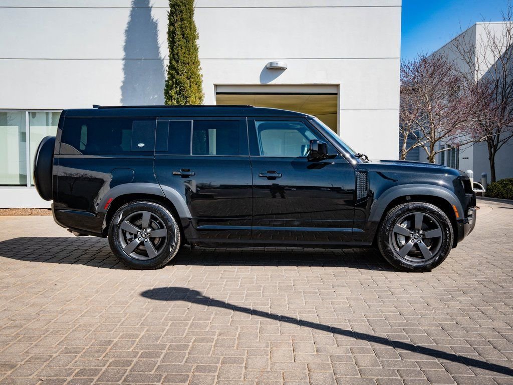 Used 2023 Black Land Rover X-Dynamic SE image 11