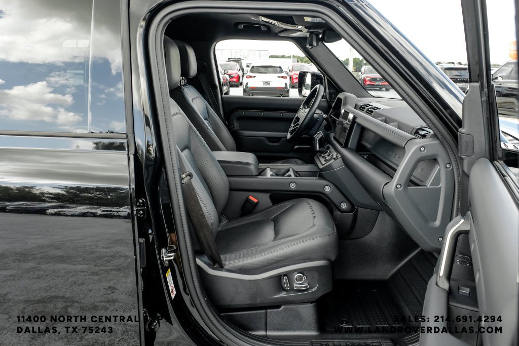 Used 2025 Black Land Rover X-Dynamic SE image 42