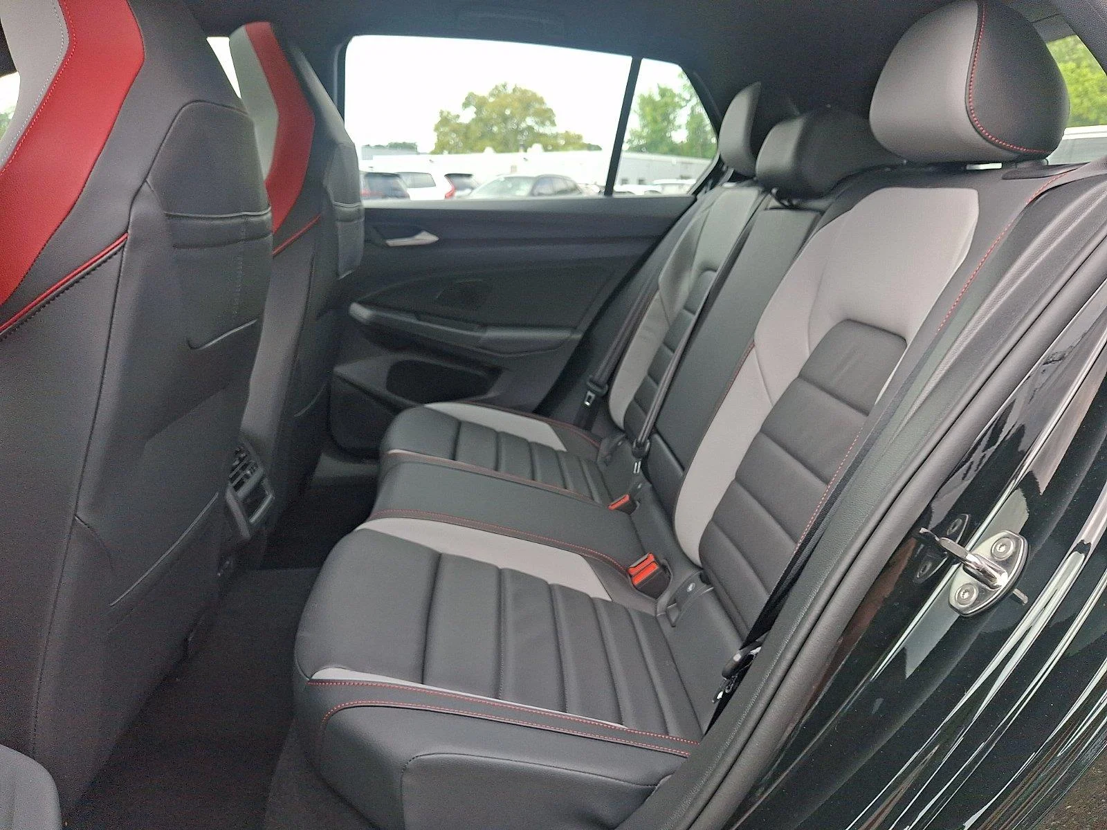 New 2026 0E0E/MYTHBLKMET Volkswagen SE image 8