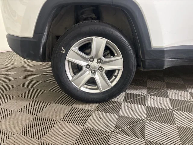 Used 2022 Bright White Clearcoat Jeep Latitude image 50