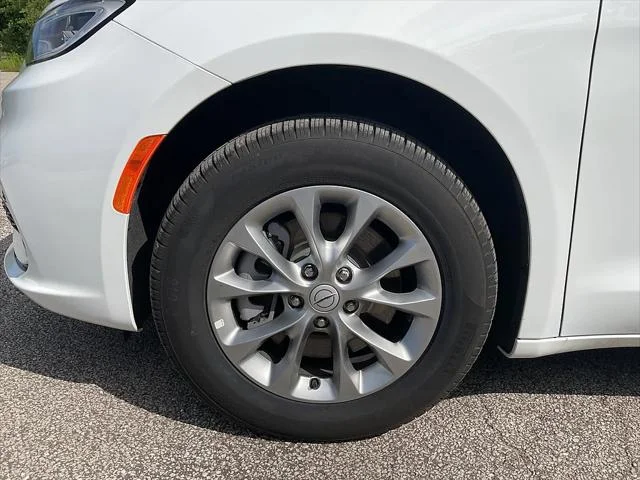 New 2026 Bright White Clear-Coat Exterior Paint Chrysler Limited image 16