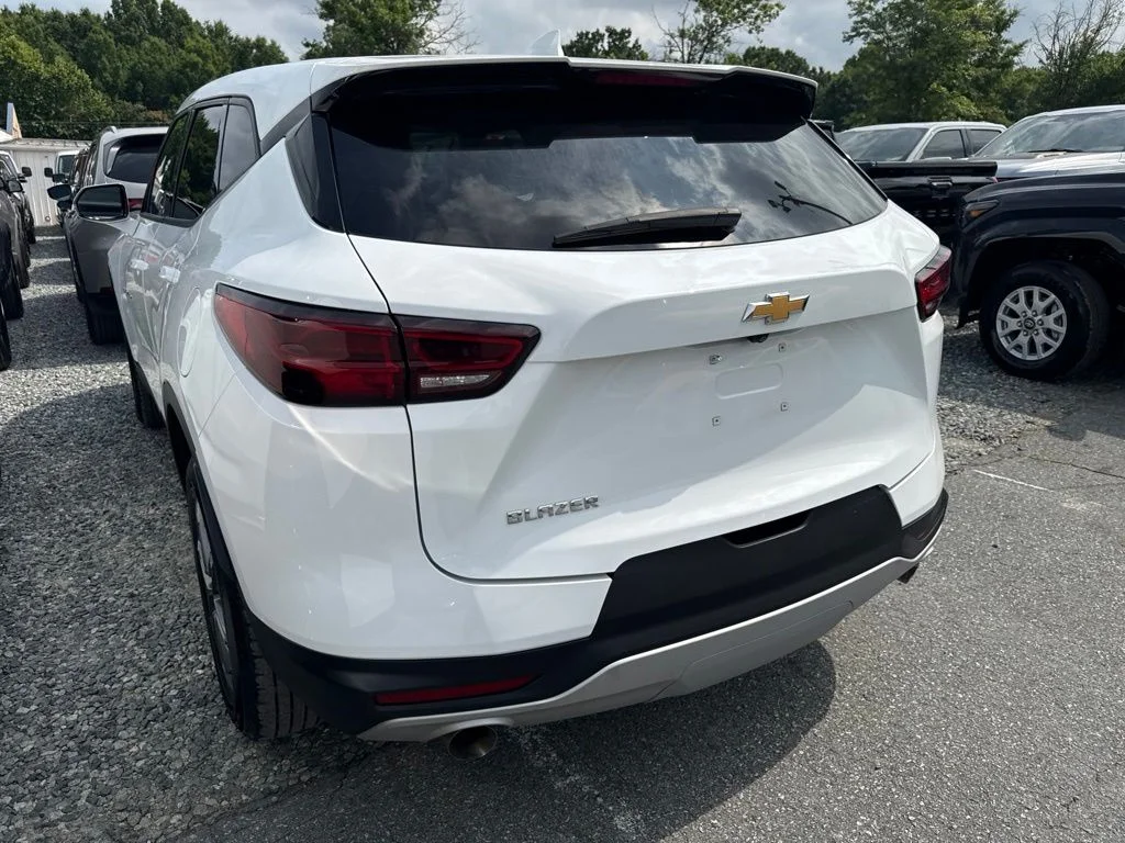 Used 2025 White Chevrolet LT image 4