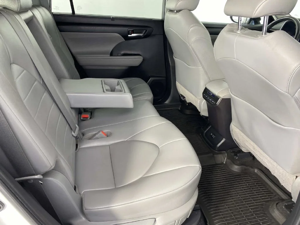 Used 2020 Blizzard Pearl Toyota XLE image 10