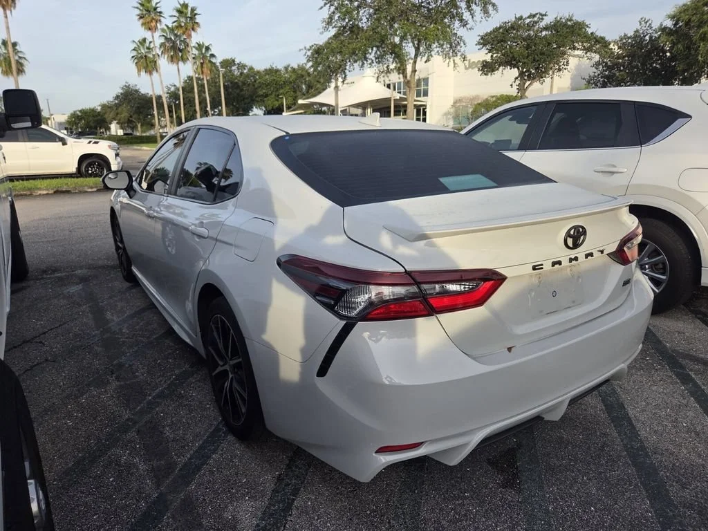 Used 2022 Ice Toyota SE image 4