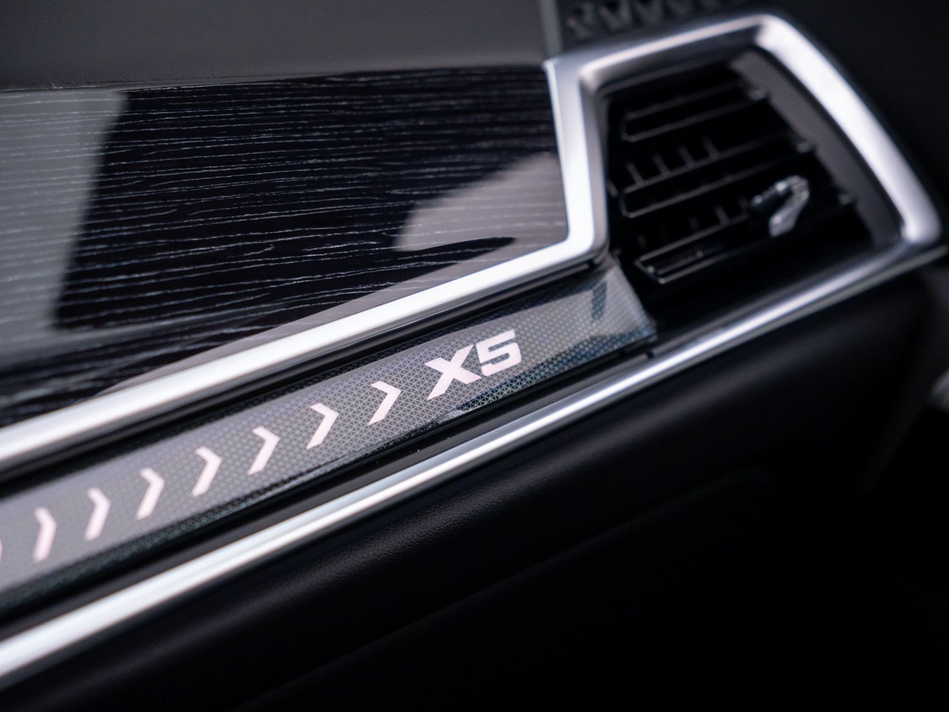 New 2026 Carbon Black Metallic BMW xDrive40i image 31