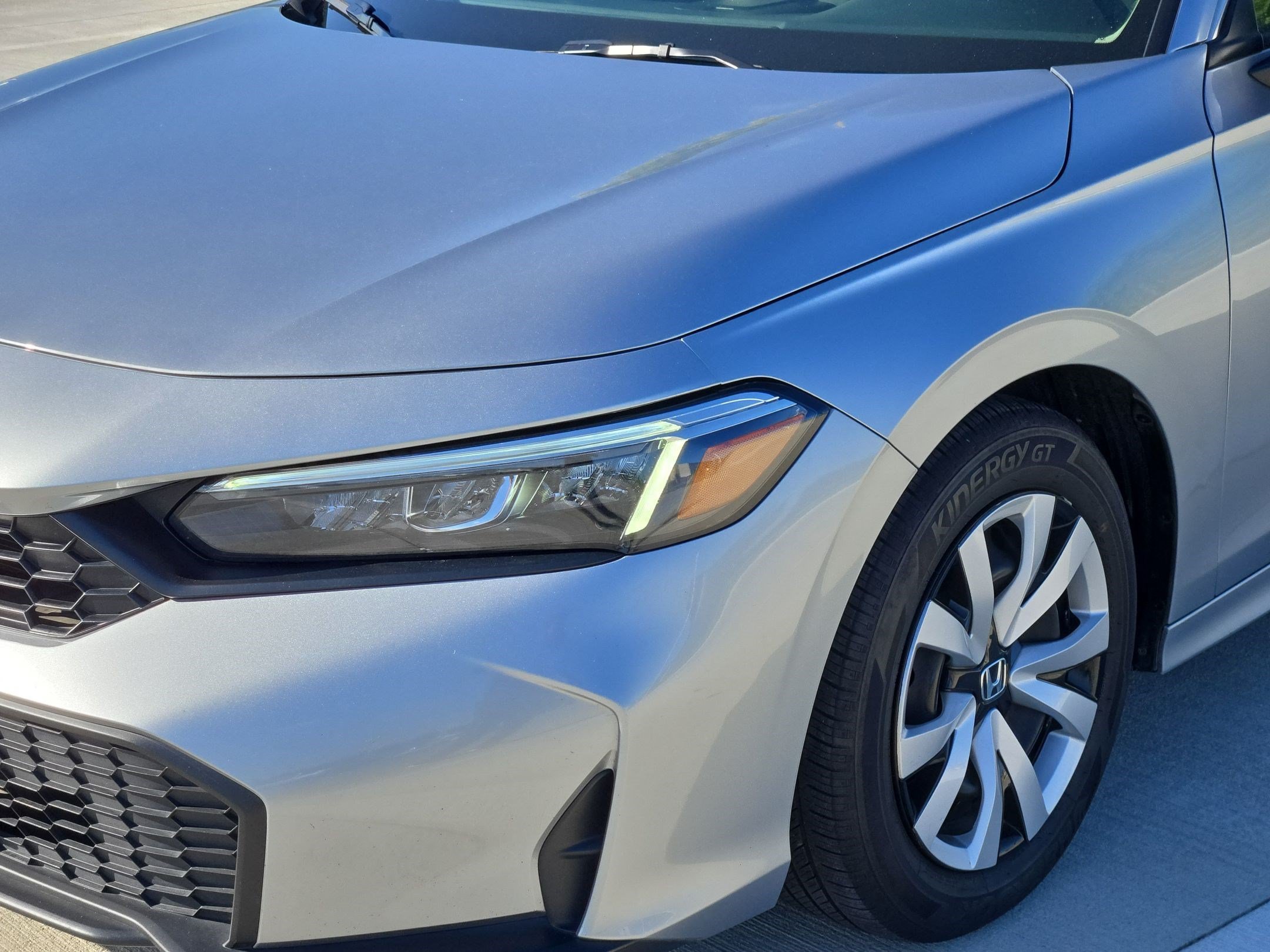 Certified Used 2025 Solar Silver Metallic Honda LX image 9