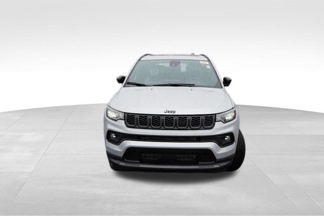 New 2025 Silver Zynith Metallic Clear-Coat Exterior Paint Jeep Altitude Special Edition image 8