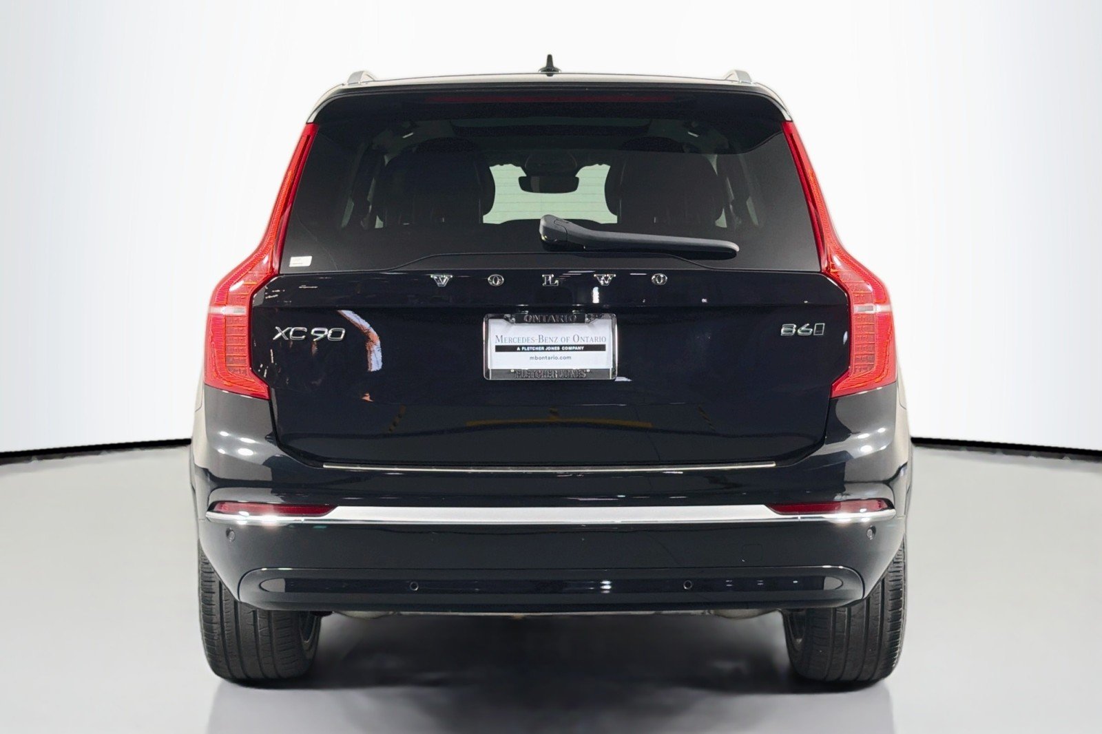 Used 2024 Onyx Black Metallic Volvo Ultimate Bright Theme image 4
