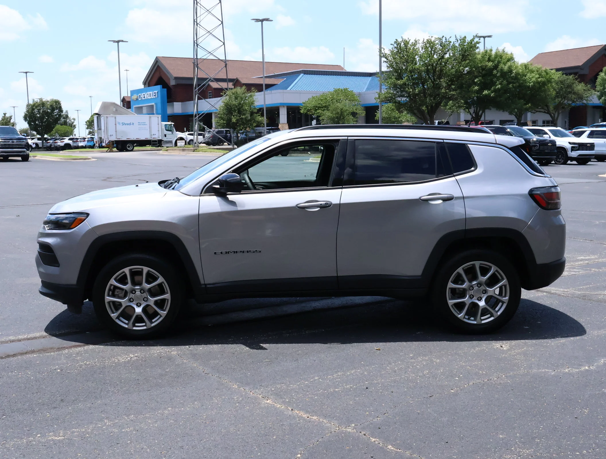 Used 2023 Billet Silver M Jeep Latitude Lux image 33