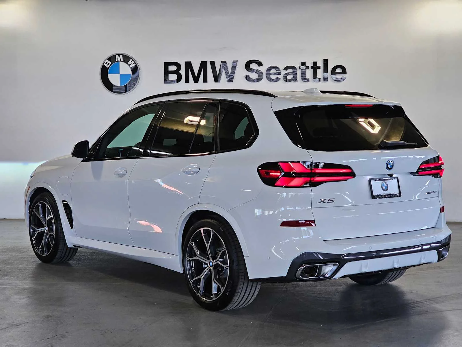 New 2026 Alpine White BMW xDrive50e image 4