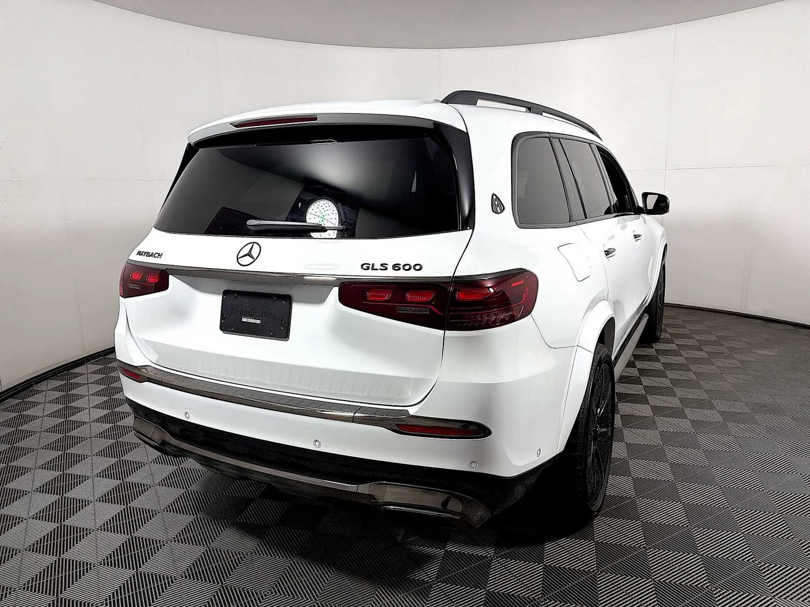 Used 2025 MANUFAKTUR Moonlight White Metallic Mercedes-Benz Maybach GLS 600 image 6