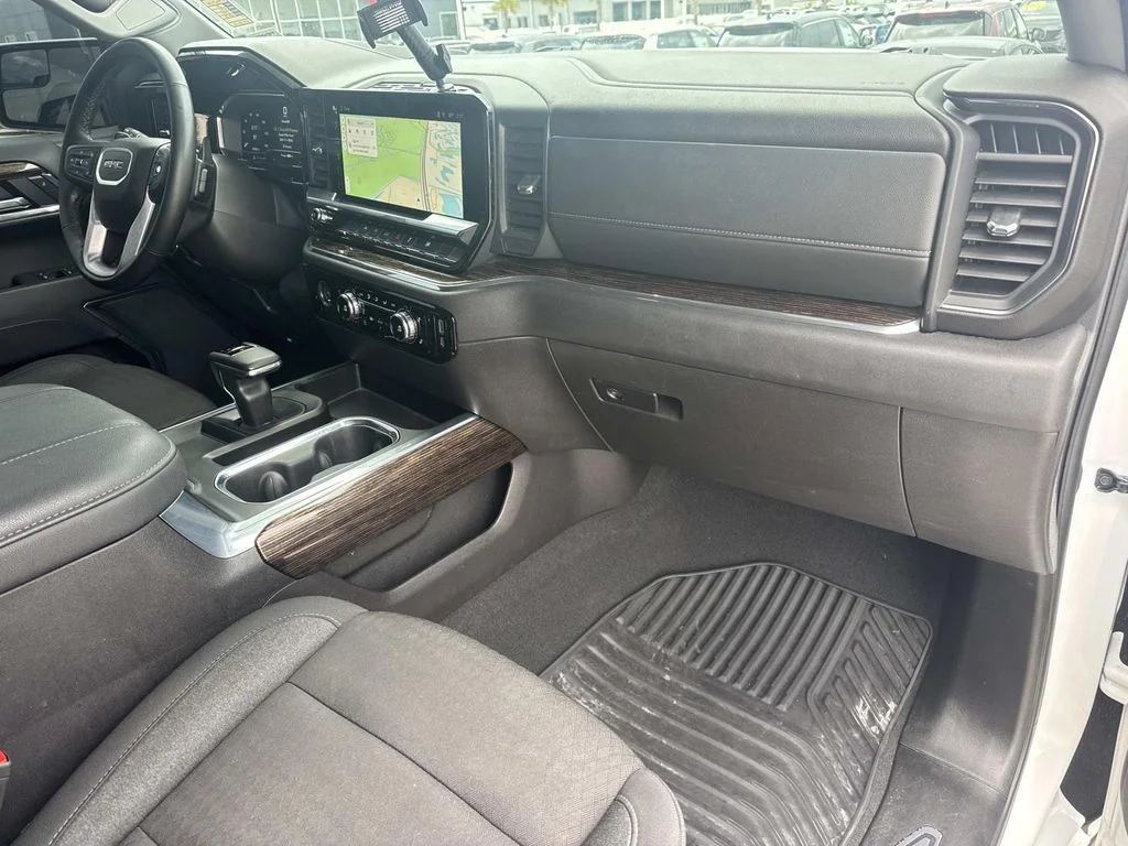 Used 2024 White GMC Elevation image 10