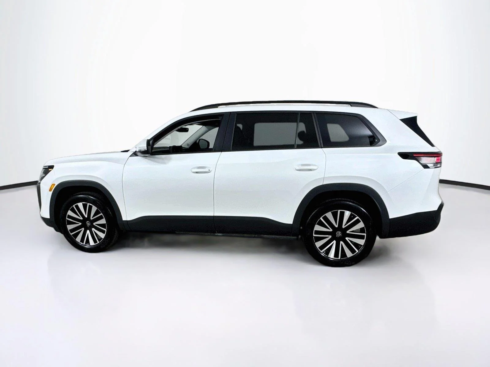 New 2027 Opal White Pearl Volkswagen SE w/Technology image 3