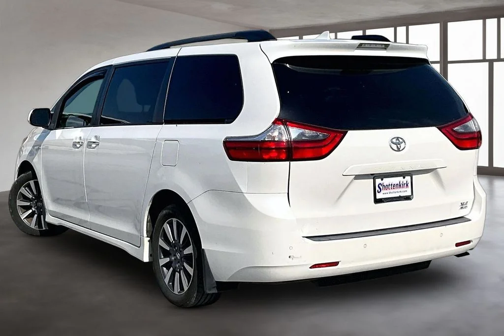 Used 2020 White Toyota XLE Premium image 4