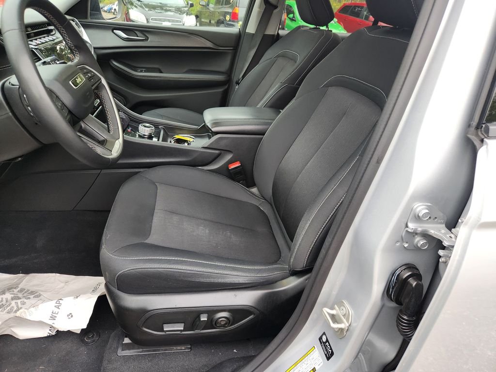 Used 2024 Silver Jeep Laredo image 19